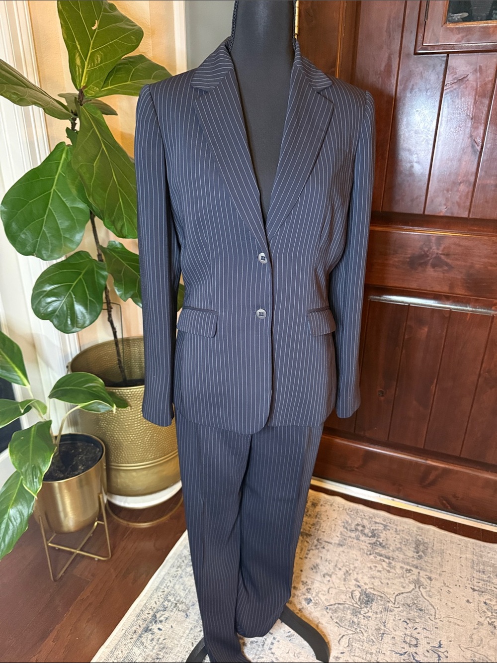 Tahari Navy Classic Corporate, Pinstriped pant suit size 4